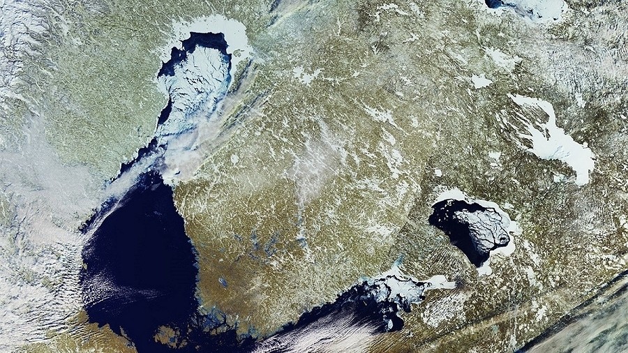 Zdjęcie satelitarne lodu na Morzu Bałtyckim i największych w Europie jeziorach w grudniu 2019 roku. Fot. ESA / Sentinel.