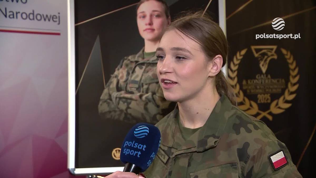 Julia Szeremeta w mundurze wojskowym udziela wywiadu do mikrofonu Polsat Sport.