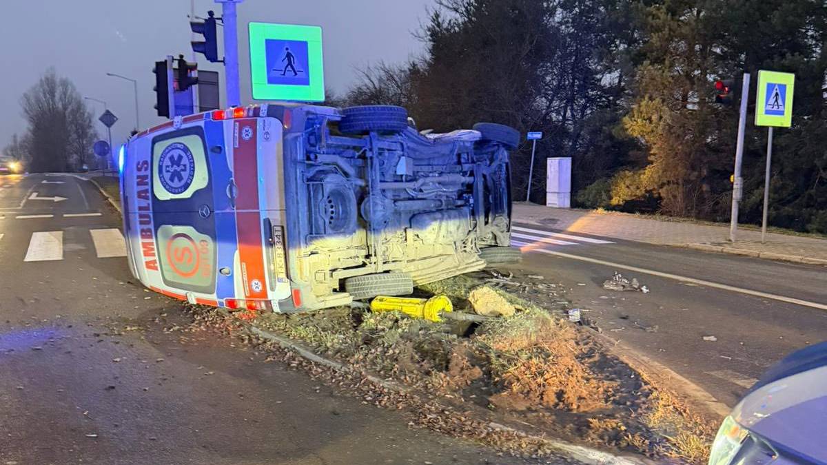 Samochód osobowy wjechał w karetkę na sygnale. Cztery osoby w szpitalu