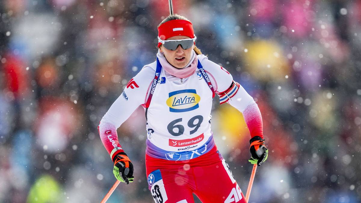 Biathlonistka w stroju reprezentacji Polski z numerem 69 na plecach jedzie na nartach podczas zawodów.