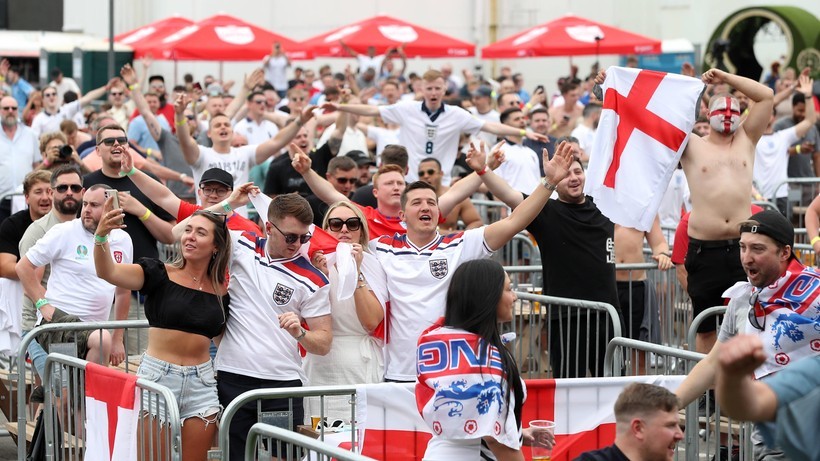 Euro 2020: Skandaliczne zachowanie angielskich kibiców. Atakowali fanów włoskiej reprezentacji (WIDEO)