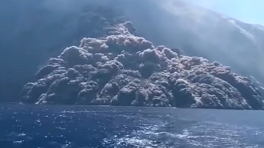 Chmura piroklastyczna z wulkanu Stromboli przesuwa się nad morzem. Fot. YouTube / La Repubblica.