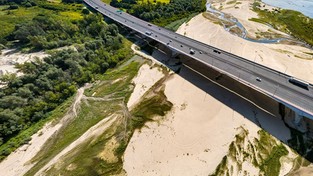 29.08.2022 06:01 Wisła niemal całkiem wyschła. Brakuje tylko 1 centymetra. Zobacz szokujący widok z lotu ptaka