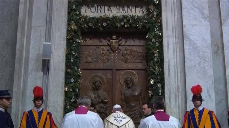 Pielgrzymi z całego świata przechodzą przez Drzwi Święte w Watykanie