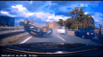 Siła uderzenia wzbiła auto w powietrze. Tuż za nim jechało następne [WIDEO]