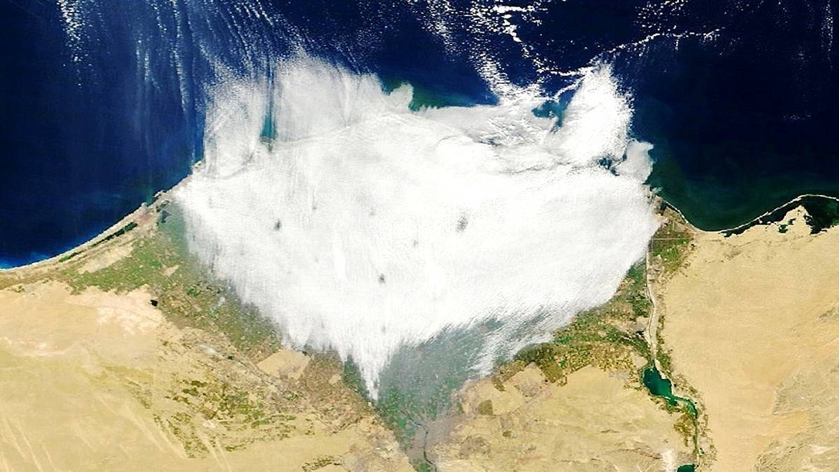 Zdjęcie satelitarne chmury nad Deltą Nilu w Egipcie. Fot. NASA.