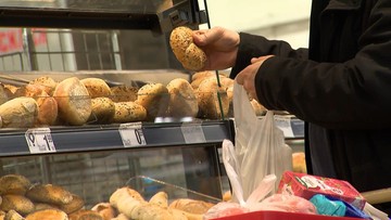 Ekonomistka: Polacy oszczędzają na jedzeniu
