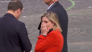 Francuska minister nie wzięła maseczki. Zakrywała twarz dłońmi