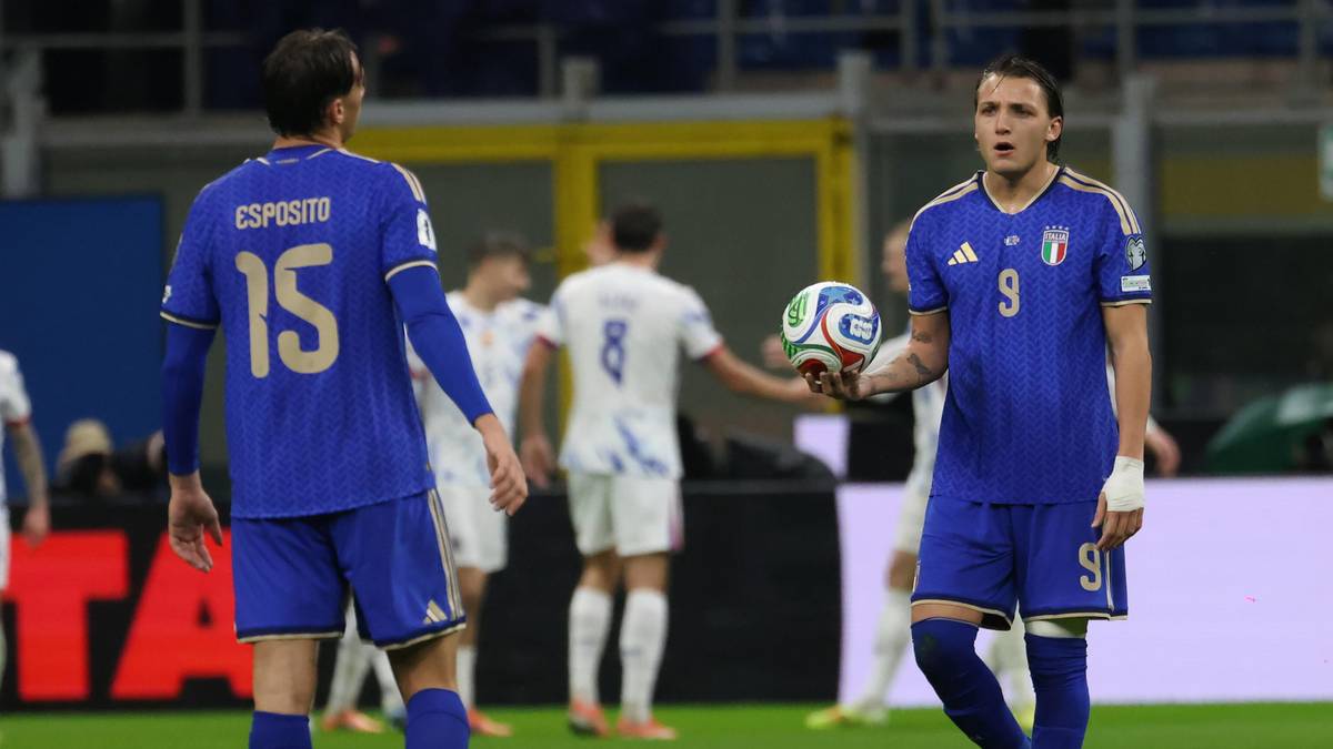 Dwóch piłkarzy reprezentacji Włoch w niebieskich strojach wychodzi na boisko, jeden z nich trzyma piłkę.