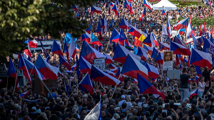 Czechy. Antyrządowe protesty przeciwko drożyźnie. Szacunki mówią nawet o 100 tys. ludzi
