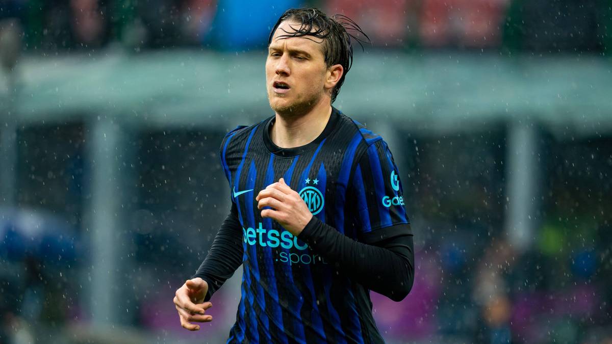 Piłkarz w niebiesko-czarnej koszulce z numerem 7.