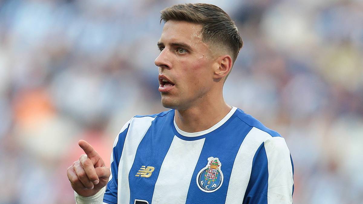 Jan Bednarek, piłkarz FC Porto, w stroju meczowym w biało-niebieskie pasy.