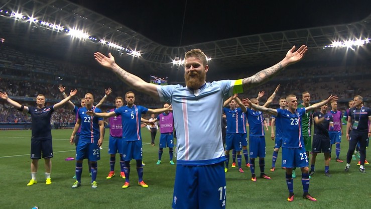 Islandczycy świętują sensacyjny awans z kibicami (WIDEO)