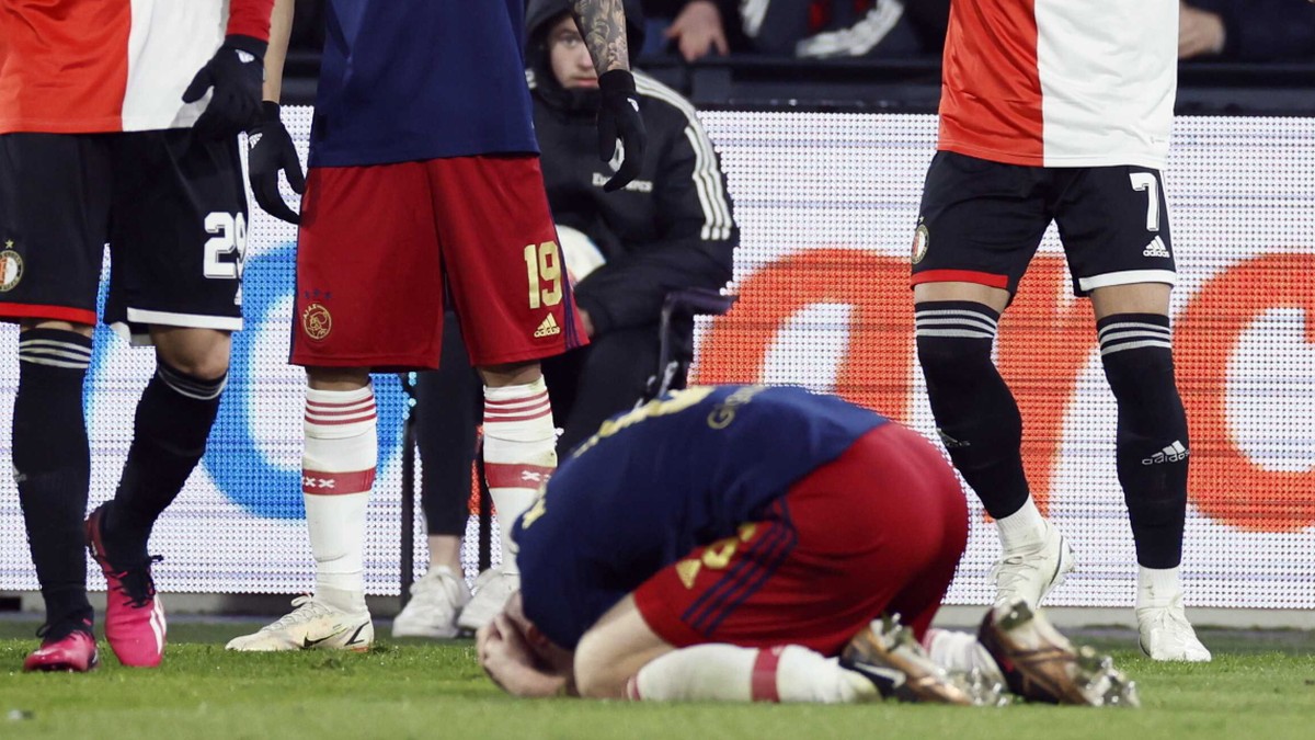 Skandal! Piłkarz Ajaksu Amsterdam trafiony w głowę, zalał się krwią (WIDEO)