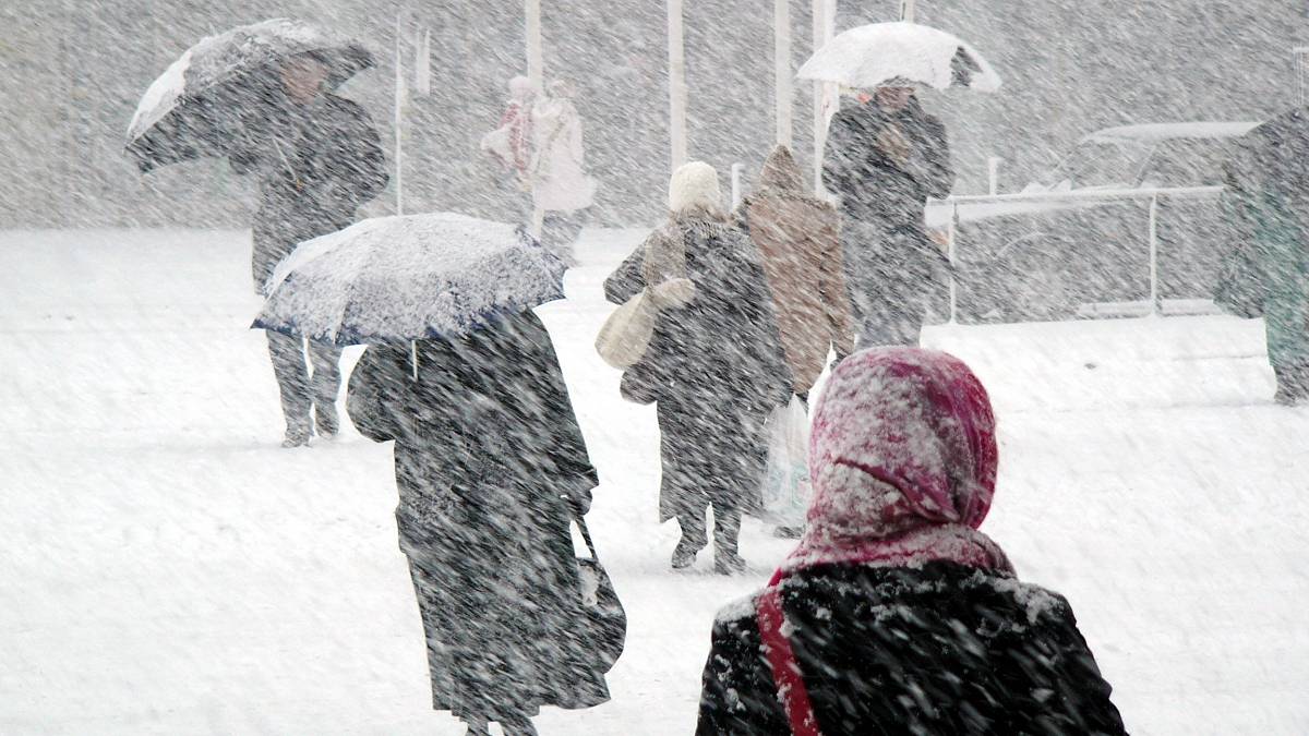 Trudne warunki atmosferyczne zimą. Fot. istock.