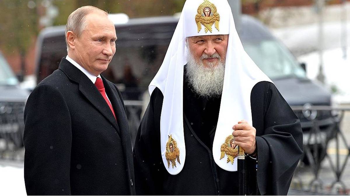 Russia.  I sacerdoti hanno ricevuto una lettera da Mosca.  Hanno dato un ordine