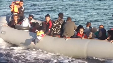 Na widok straży przybrzeżnej wystawił dziecko nad taflę wody. Turcy powstrzymali migrantów płynących do Grecji