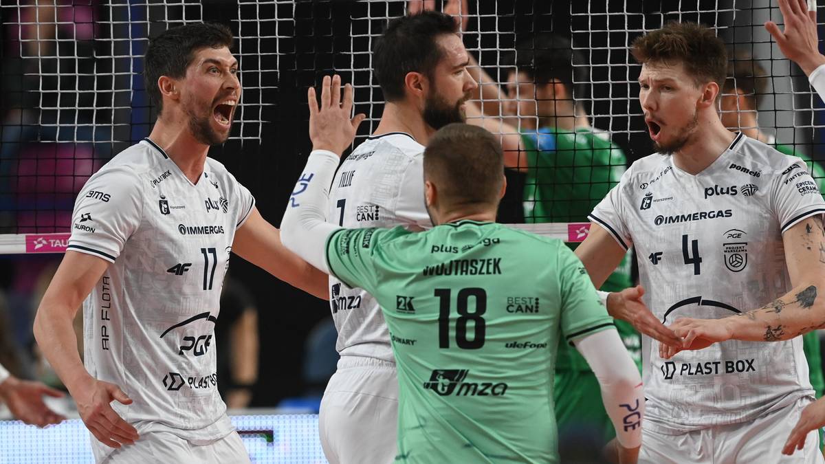 Siatkarze w białych strojach cieszą się ze zwycięstwa na boisku.