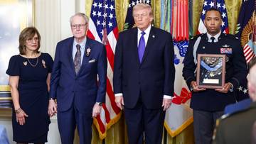 Trump odznaczył sierżanta sztabowego Ollisa. Wojskowy oddał życie za Polaka