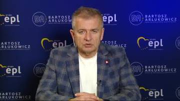 Polityk Bartosz Arłukowicz w marynarce w kratę i białej koszuli, siedzi przed niebieskim tłem z logo "epl" i jego nazwiskiem.