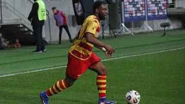 Piłkarz Wisły Płock prowadzi piłkę na boisku podczas meczu.