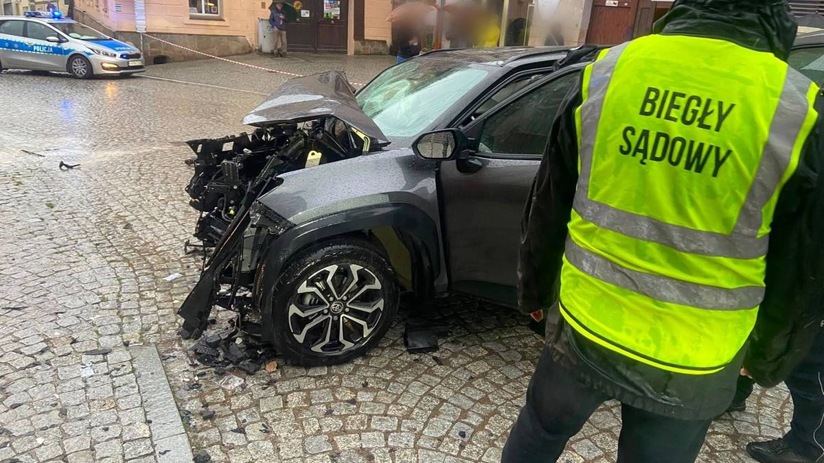 Wjechał w pieszych na chodniku. Dwie osoby zginęły