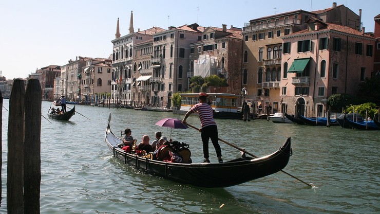 "Zostań gondolierem w 90 minut". Kurs dla turystów w Wenecji wywołał oburzenie wioślarzy