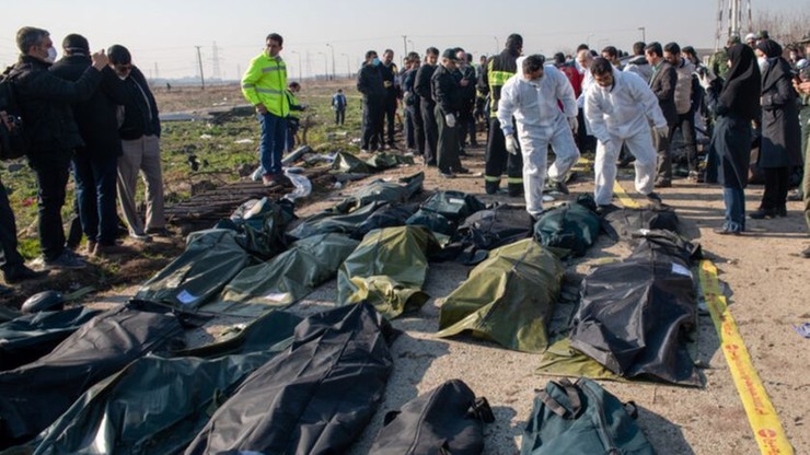 Zamiast sprzątać po katastrofie boeinga, "irańskie służby okradały ciała"