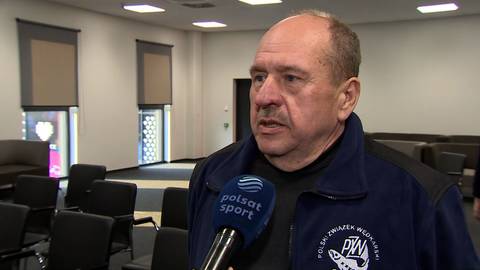 Krzysztof Balcarek, prezes Polskiego Związku Wędkarskiego, przemawia do mikrofonu Polsat Sport. W tle znajduje się sala konferencyjna z krzesłami.