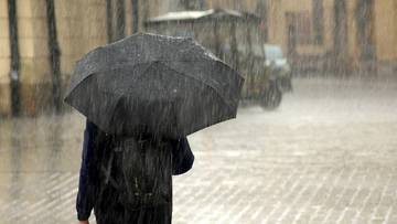 Intensywne opady deszczu i śnieg. Wydano ostrzeżenia