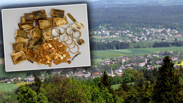 Na zdjęciu widoczny jest fragment skarbu zawierający złote monety, tabakierki oraz biżuterię, umieszczony na tle malowniczego krajobrazu czeskiej wsi.