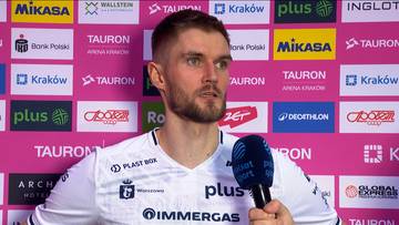 Karol Kłos, siatkarz, podczas wywiadu z mikrofonem.
