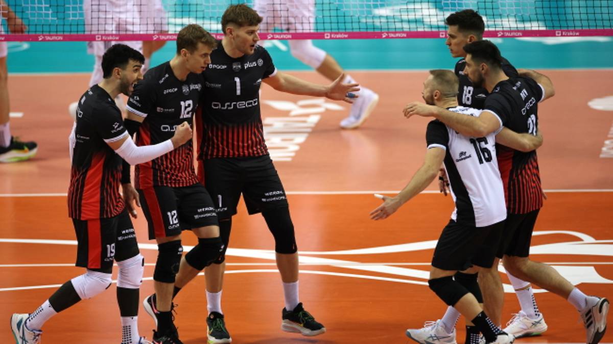 Siatkarze Asseco Resovii Rzesz&oacute;w świętują zdobycie punktu na boisku.