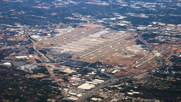 USA. Przypadkowy wystrzał na lotnisku w Atlancie wywołał panikę i wstrzymał loty. Trzy osoby ranne