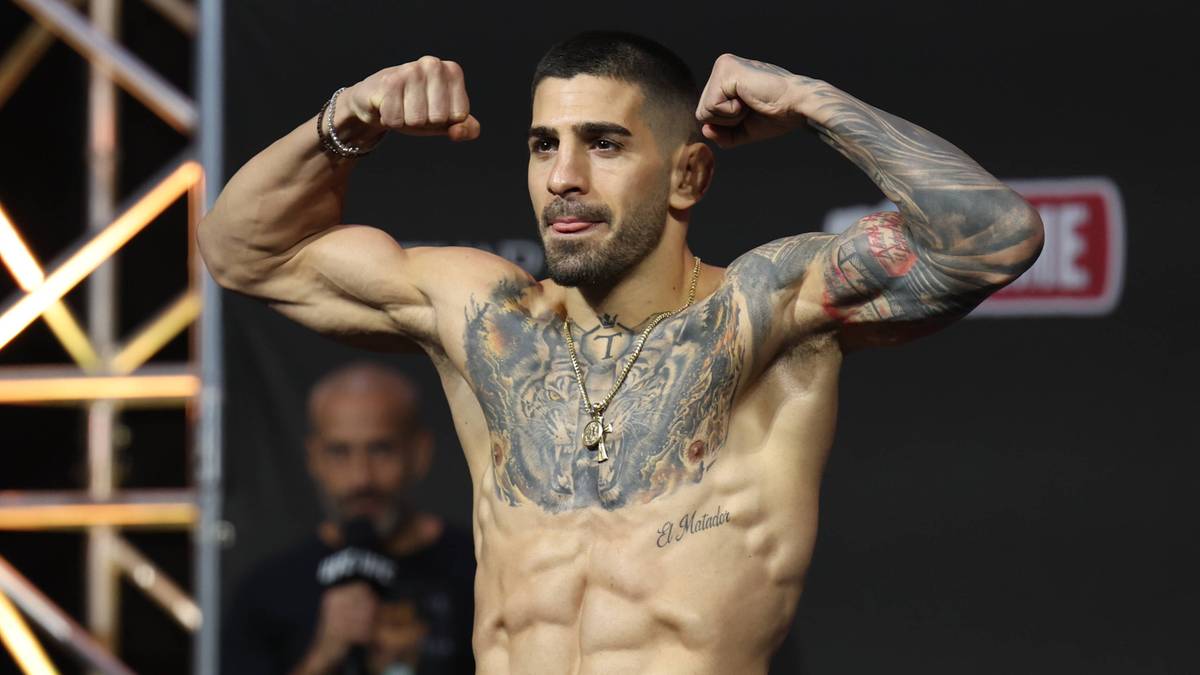 Zawodnik MMA napina mięśnie, prezentując swoją sylwetkę.