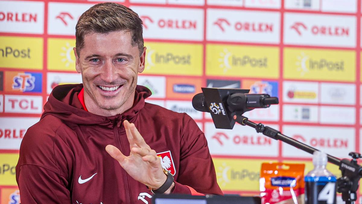 Robert Lewandowski, uśmiechnięty piłkarz reprezentacji Polski, podczas konferencji prasowej.