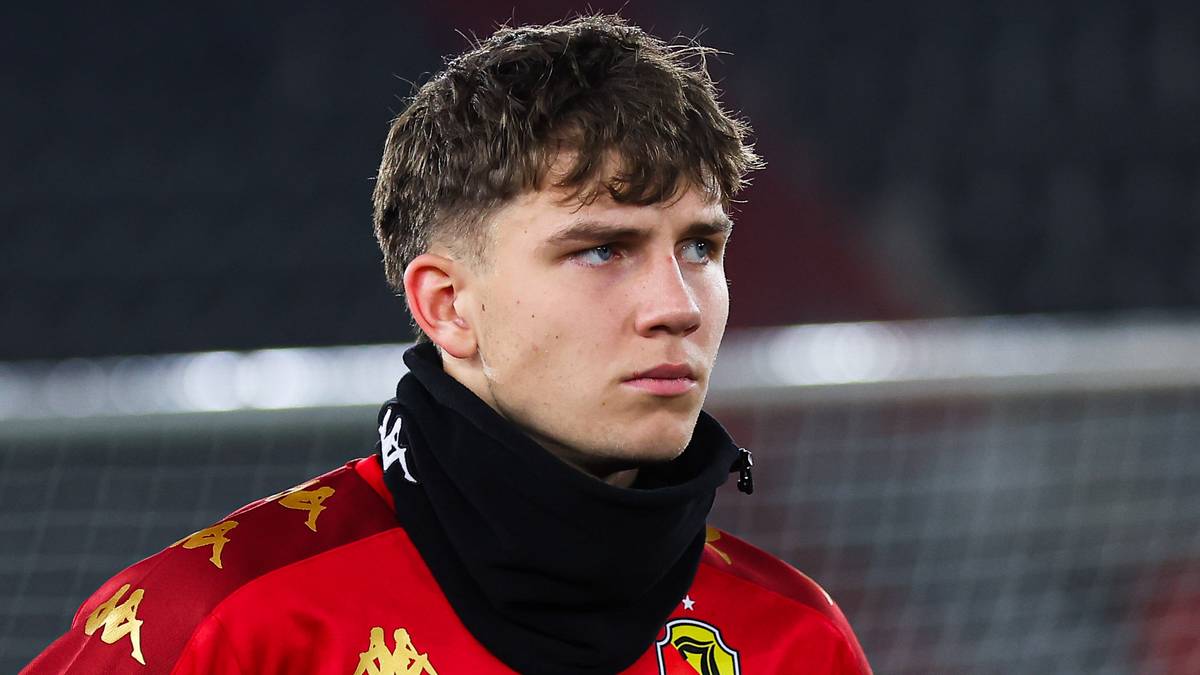 Trzech piłkarzy w czerwonych strojach treningowych.