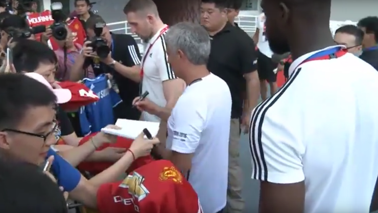Mourinho odmówił podpisania koszulki Chelsea (WIDEO)