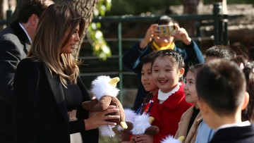 Melania Trump zwiedziła pekińskie zoo i Wielki Mur. Donald Trump już na szczycie APEC w Wietnamie