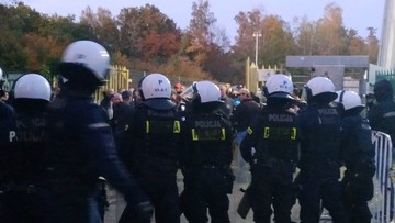 Pseudokibice urządzili burdę po meczu w Katowicach. Interweniowali policjanci na koniach