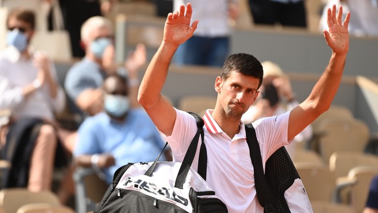 Roland Garros: Novak Djoković w ćwierćfinale po kreczu rywala w piątym secie
