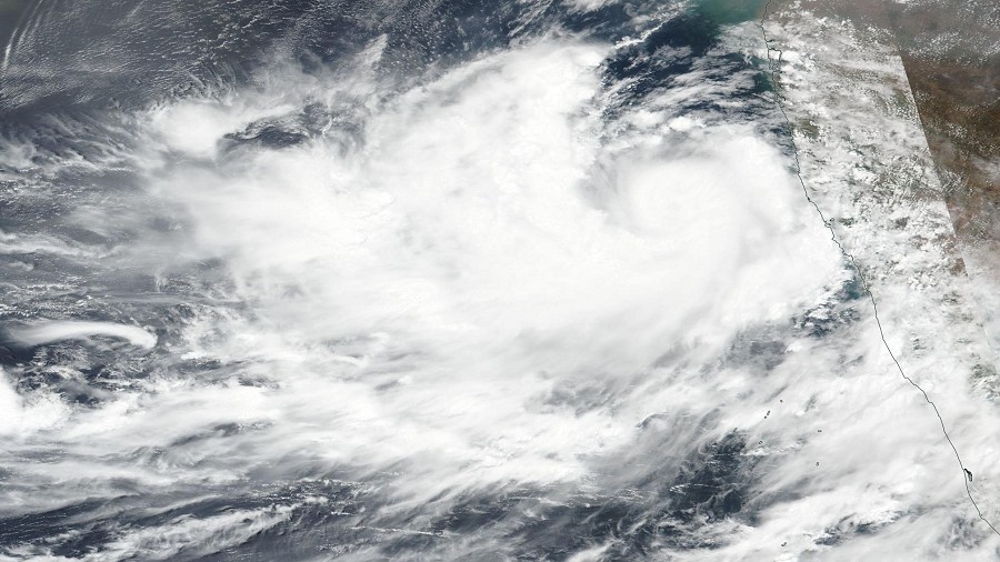 Zdjęcie satelitarne cyklonu tropikalnego Vayu. Fot. NASA.