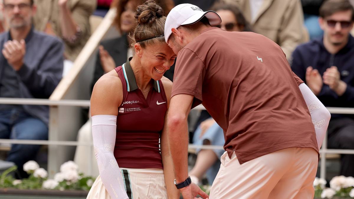 Dwóch tenisistów cieszących się po wygranym meczu na French Open.