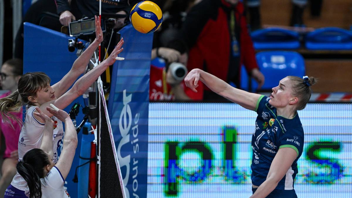 Siatkarki Developresu Rzesz&oacute;w i BKS Bostik Bielsko-Biała w akcji przy siatce podczas meczu