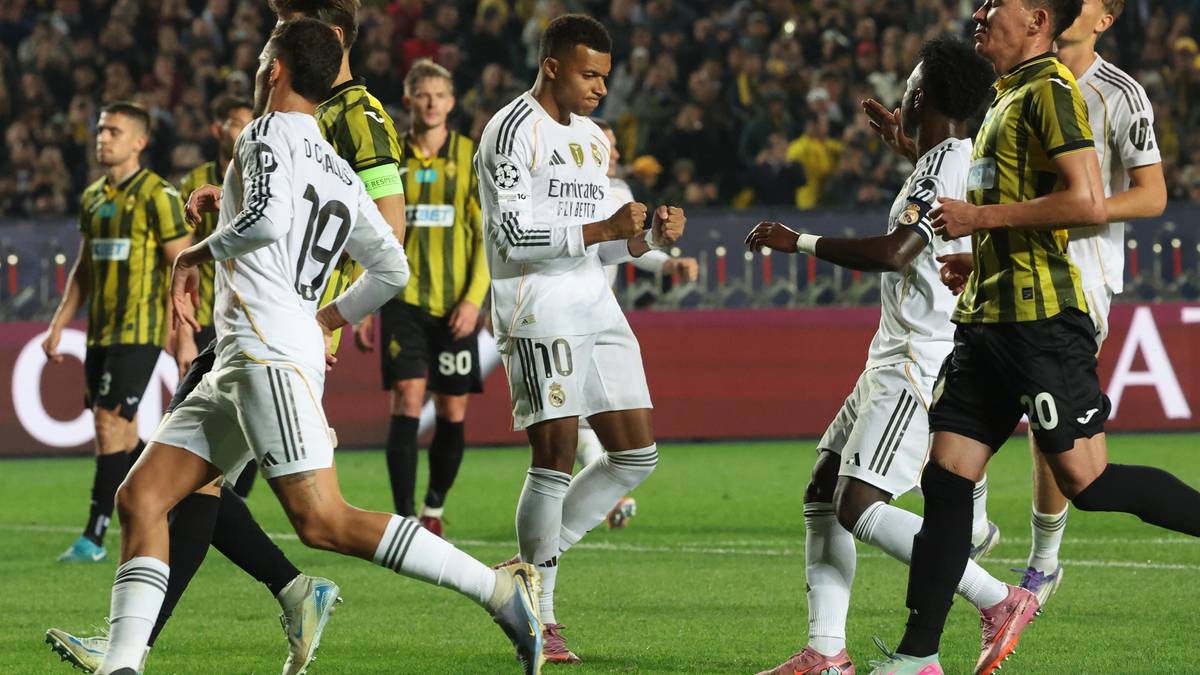 Piłkarze Realu Madryt w białych strojach świętują zdobycie bramki w meczu Ligi Mistrzów.