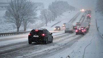 Intensywne opady śniegu na północnym wschodzie kraju, oblodzenia na południu