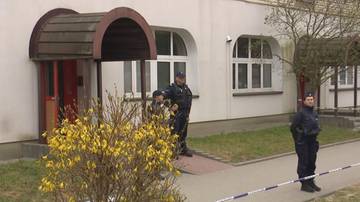 Policjanci stojący przed budynkiem, w kt&oacute;rym doszło do tragedii w Wołominie.