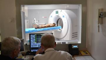 Badanie mumii chłopca przy użyciu tomografu komputerowego.