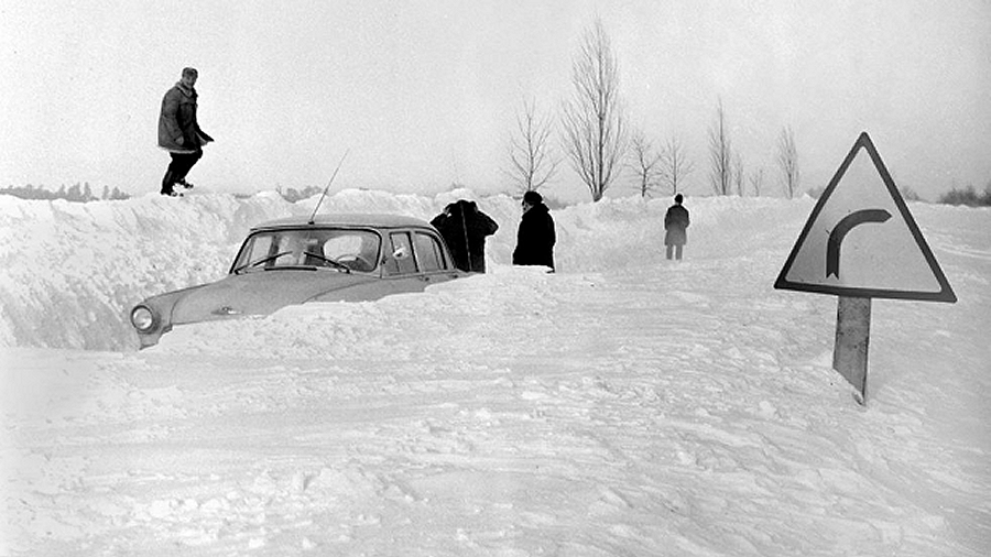 Samochód pośród gigantycznych zasp śnieżnych w latach 80. ubiegłego wieku. Fot. Marcin / TwojaPogoda.pl