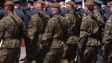 Żołnierze Wojska Polskiego w mundurach polowych i beretach, ustawieni w szyku.